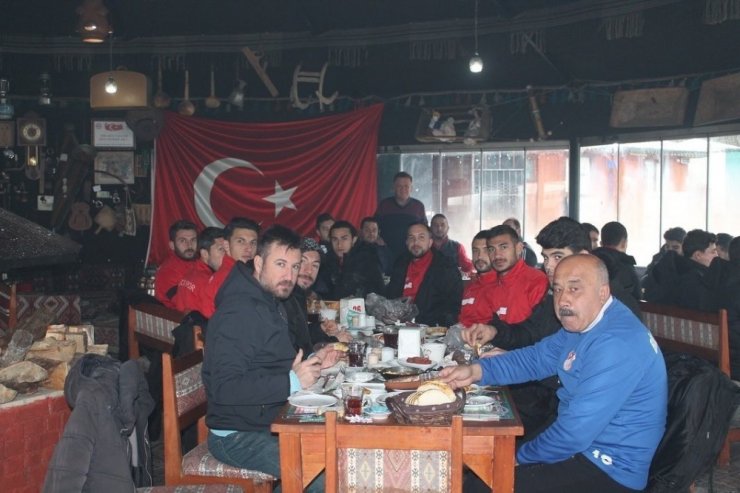 Bileciksporlu futbolcular kahvaltıda buluştu