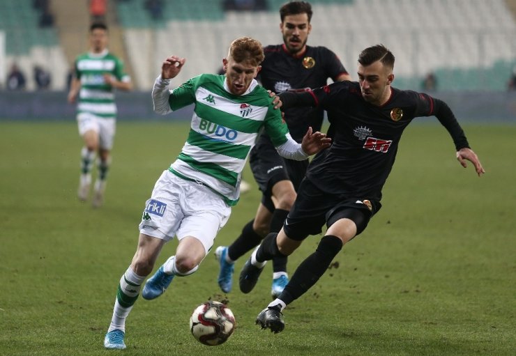 Bursaspor’un sağ kanadı kırık