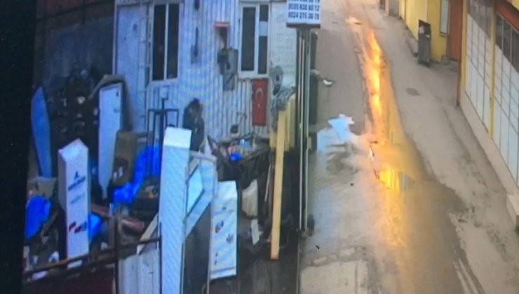 Hurdacı dükkânında cinayet saniye saniye kamerada