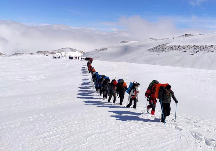 Dağcılar, 29 yıl önce hayatını kaybeden 2 akademisyen için Erciyes'e tırmandı