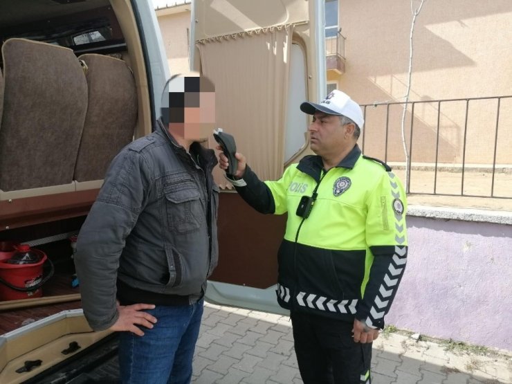 Servis şoförü alkollü çıktı, öğrencileri okula polis bıraktı