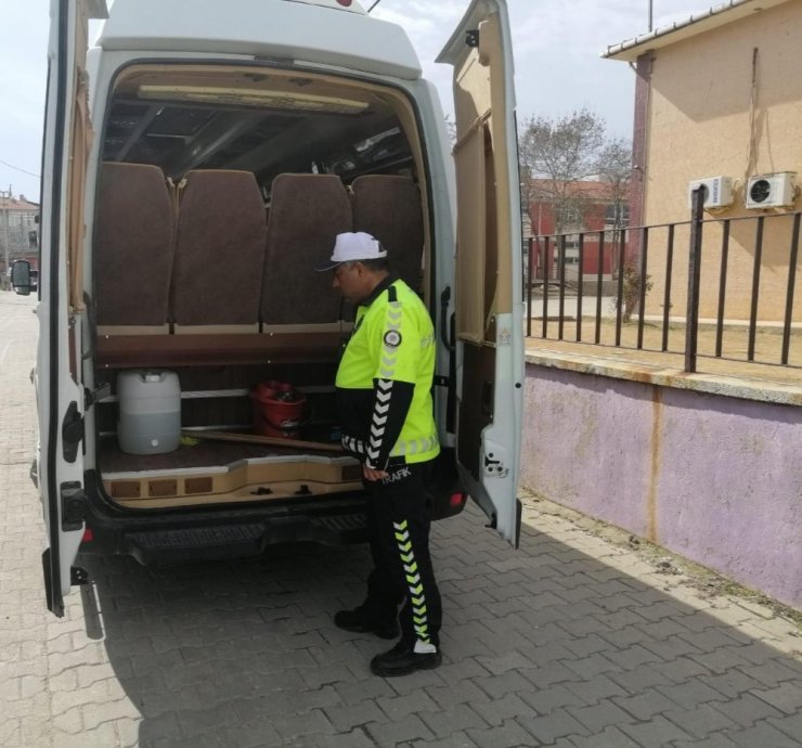 Servis şoförü alkollü çıktı, öğrencileri okula polis bıraktı
