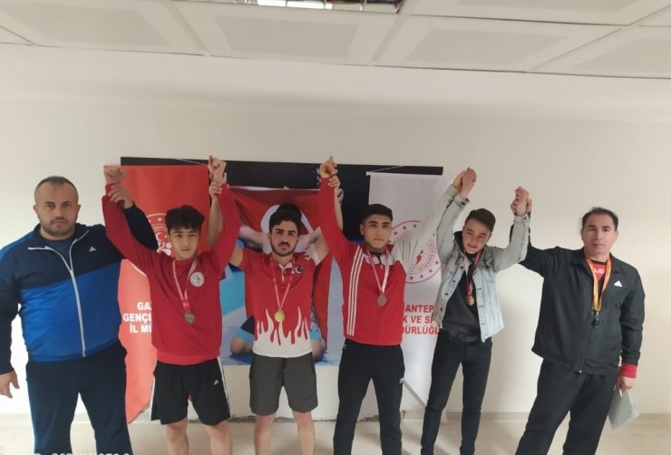 Büyükşehir sporcularından minderde büyük başarı
