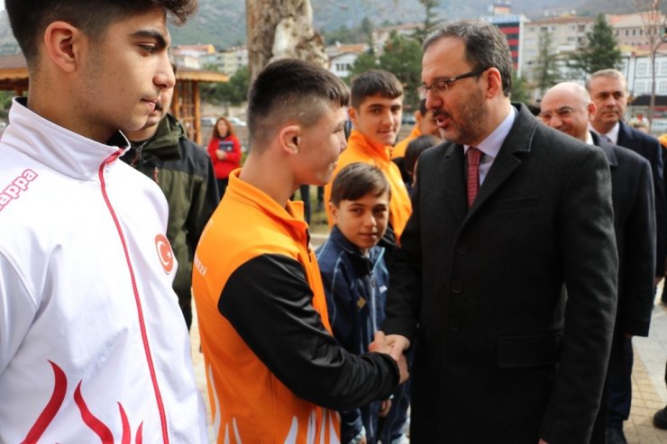 Bakan Kasapoğlu: “Yarıların şampiyonlarını her alanda yetiştireceğiz”