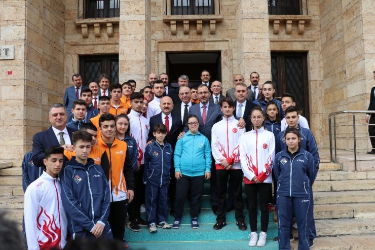 Bakan Kasapoğlu: “Yarıların şampiyonlarını her alanda yetiştireceğiz”