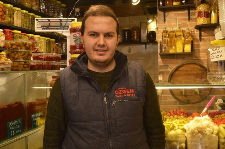 Turşu satıcıları sektörün bayram günlerini geçiriyor