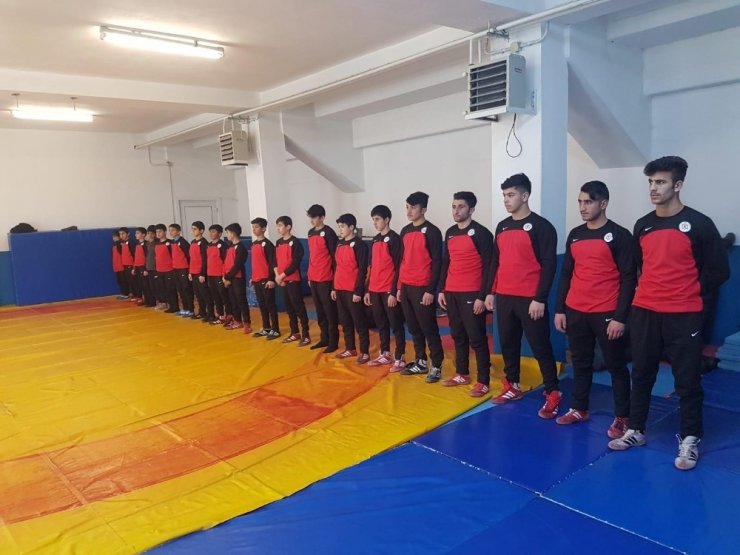 Güreşçi muhtardan sporculara eşofman takımı