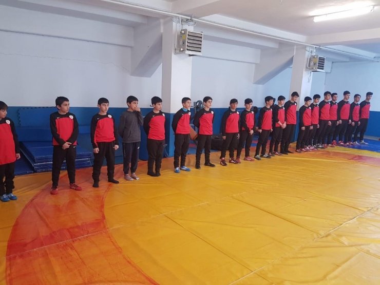 Güreşçi muhtardan sporculara eşofman takımı
