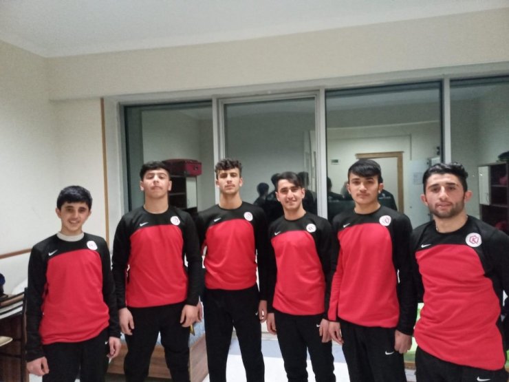 Güreşçi muhtardan sporculara eşofman takımı