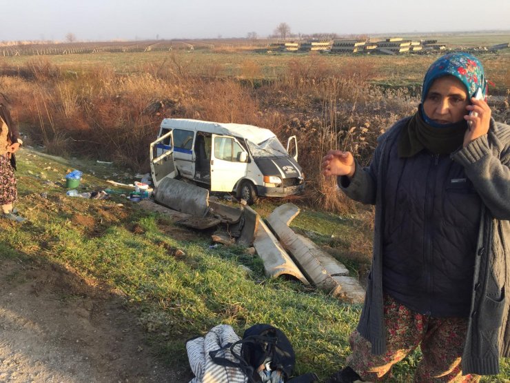 Manisa'da tarım işçilerini taşıyan minibüs ile otomobil çarpıştı: 13 yaralı