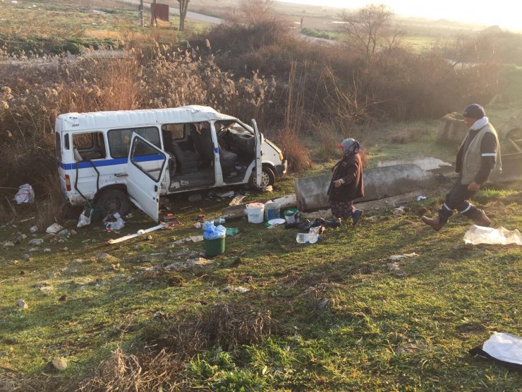 Manisa'da tarım işçilerini taşıyan minibüs ile otomobil çarpıştı: 13 yaralı