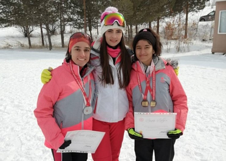 Sivaslı kayakçılar Türkiye 3.’sü oldu