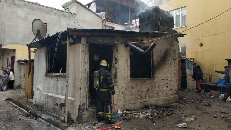 Eşine kızıp evini yaktı