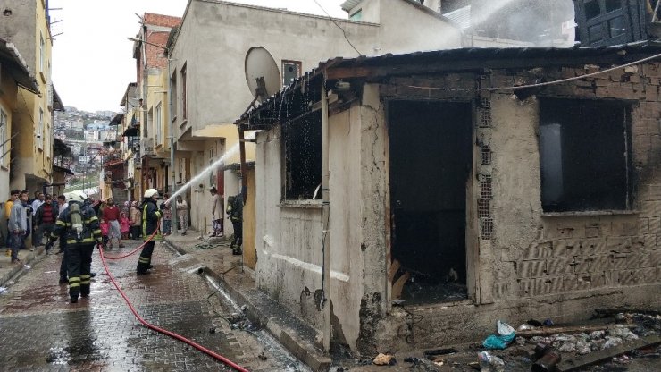 Eşine kızıp evini yaktı