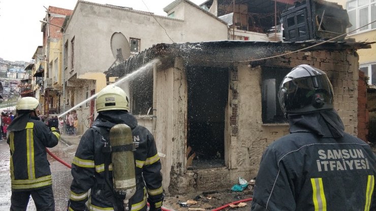 Eşine kızıp evini yaktı