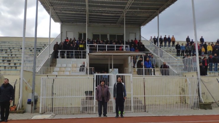 Kanserden ölen taraftar için saygı duruşu