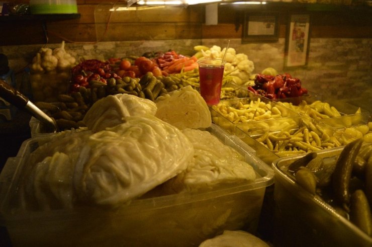 Turşu satıcıları sektörün bayram günlerini geçiriyor