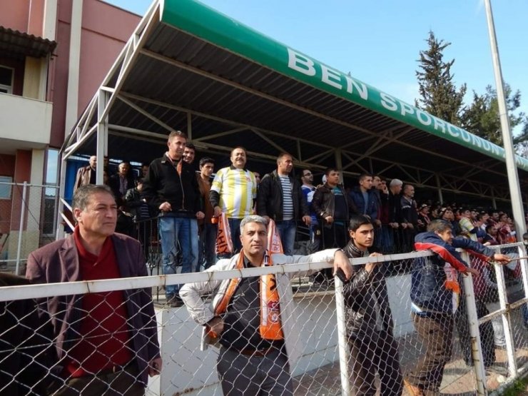 Kanserden ölen taraftar için saygı duruşu