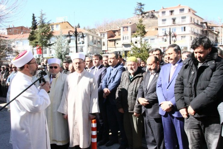 Almanya’daki saldırıda öldürülen Fatih Saraçoğlu, annesinin yanına defnedildi