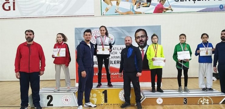 Karatede kız-erkek takımları yarı finalde