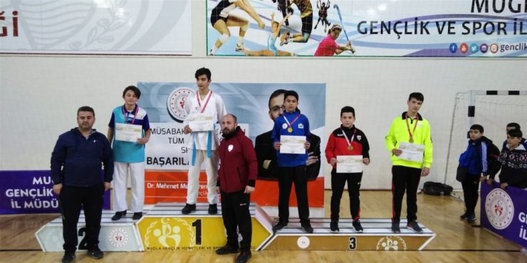 Karatede kız-erkek takımları yarı finalde