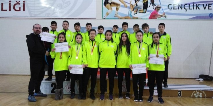 Karatede kız-erkek takımları yarı finalde