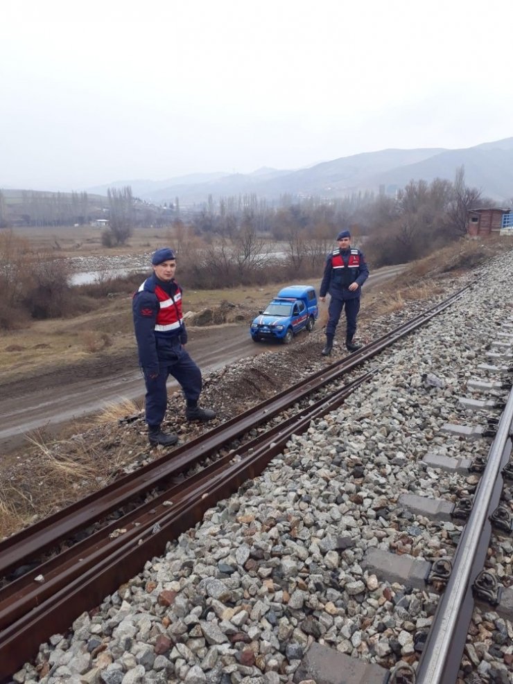 1 tona yakın tren rayı çaldılar, jandarmaya yakalandılar