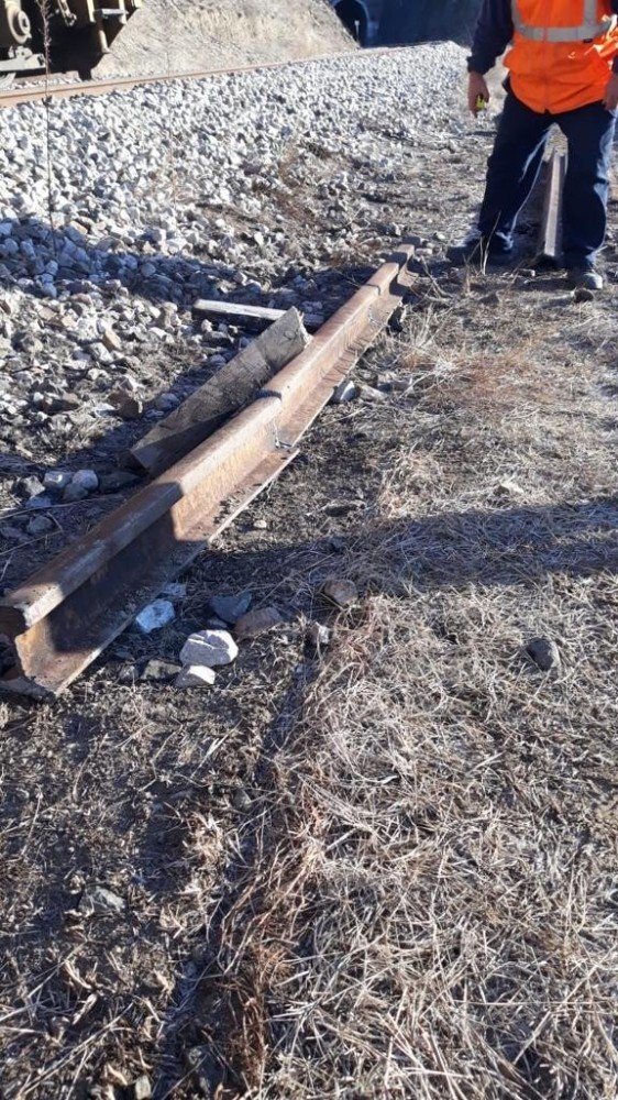 1 tona yakın tren rayı çaldılar, jandarmaya yakalandılar