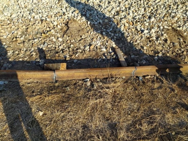 1 tona yakın tren rayı çaldılar, jandarmaya yakalandılar