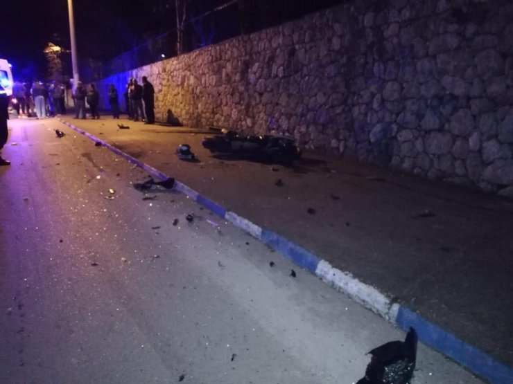Ters şeride giren otomobil motosikletle çarpıştı: 1 ölü
