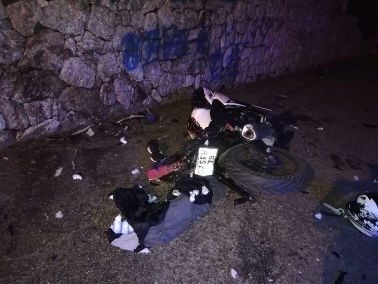 Ters şeride giren otomobil motosikletle çarpıştı: 1 ölü