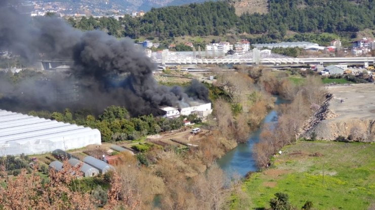 Alanya’da korkutan atölye yangını