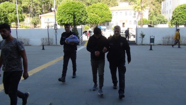 Semt pazarındaki meyve sebze hırsızlığı şüphelisi yakalandı