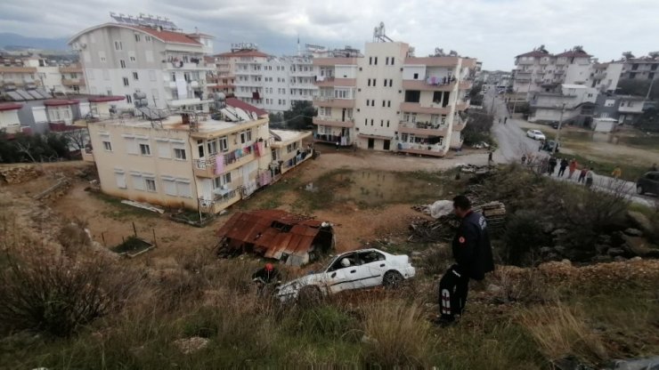 ’U’ dönüşü yapan otomobile çarpmamak için ölümden döndüler: 1 yaralı