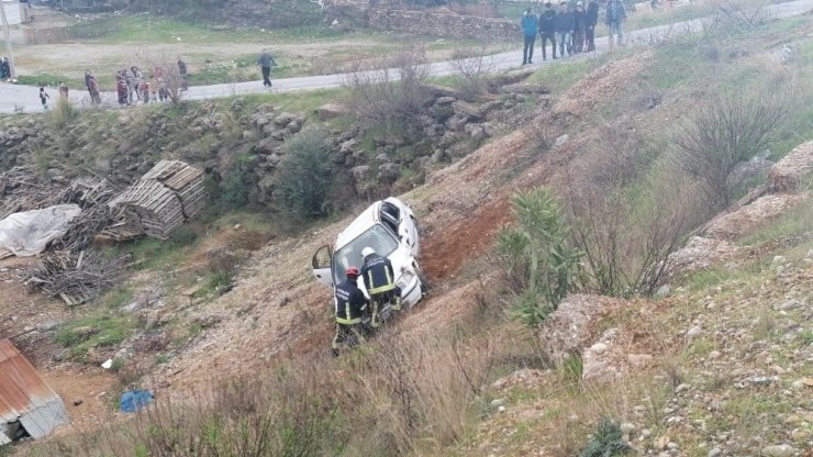 ’U’ dönüşü yapan otomobile çarpmamak için ölümden döndüler: 1 yaralı