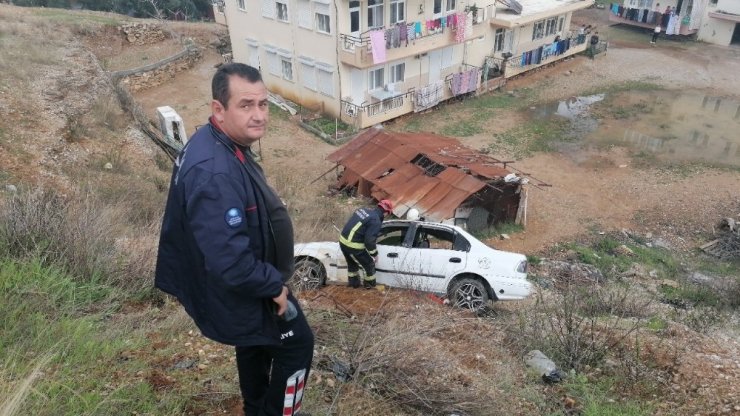 ’U’ dönüşü yapan otomobile çarpmamak için ölümden döndüler: 1 yaralı