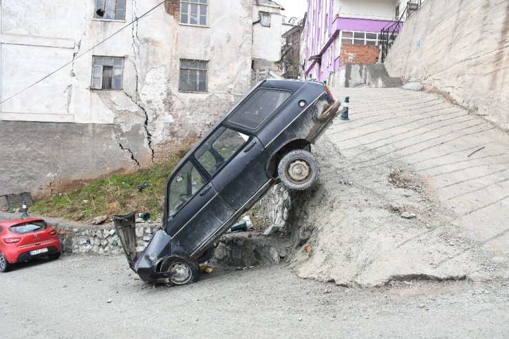 Artvin’de freni patlayan araç kaza yaptı
