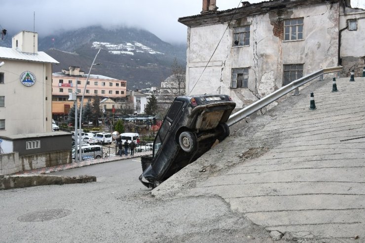 Artvin’de freni patlayan araç kaza yaptı