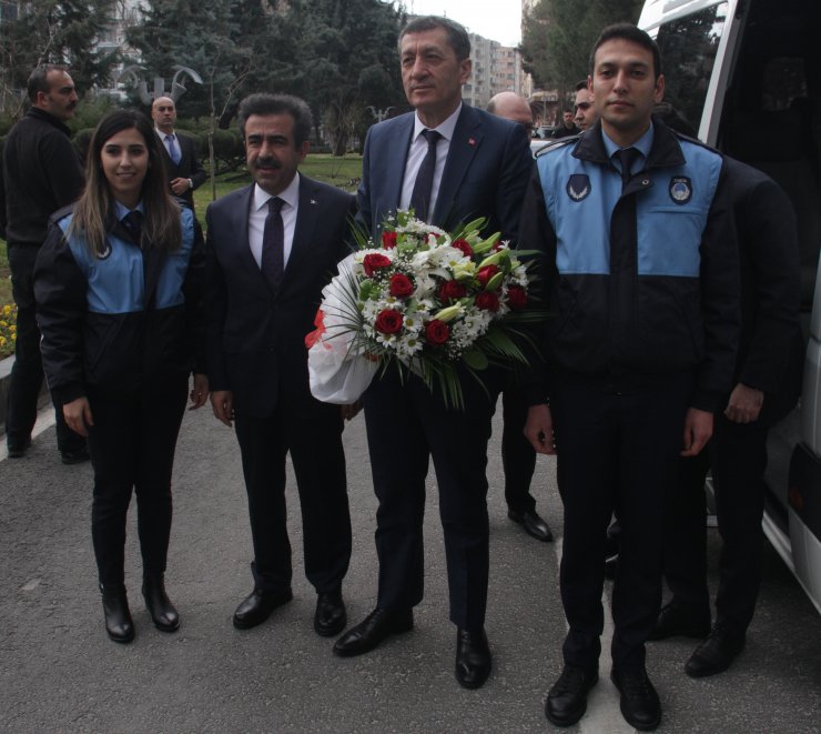 Bakan Ziya Selçuk, Diyarbakır Büyükşehir Belediyesini ziyaret etti
