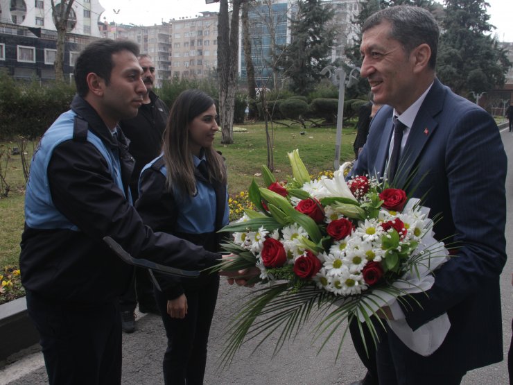 Bakan Ziya Selçuk, Diyarbakır Büyükşehir Belediyesini ziyaret etti