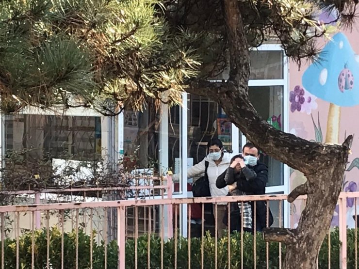 Zekai Tahir Burak Hastanesi içindeki kreşten veliler çocuklarını tahliye etti