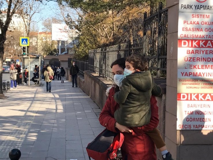 Zekai Tahir Burak Hastanesi içindeki kreşten veliler çocuklarını tahliye etti