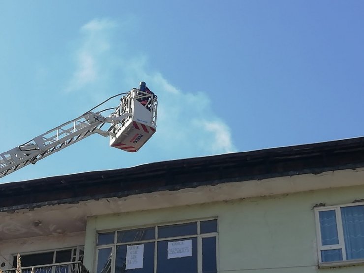 Düzce’de binanın çatısından çıkan dumanlar itfaiye harekete geçirdi