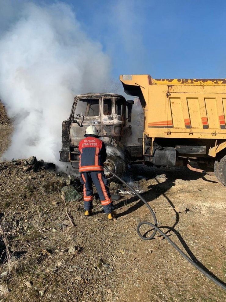 Elazığ’da kamyon yangını