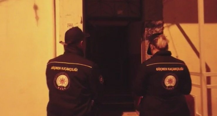 İzmir merkezli büyük göçmen kaçakçılığı operasyonu: 60 gözaltı