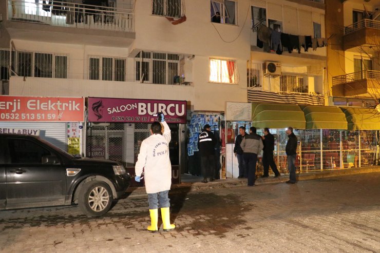 İzmir'de çıkan ev yangınında 1 kişi dumandan etkilendi