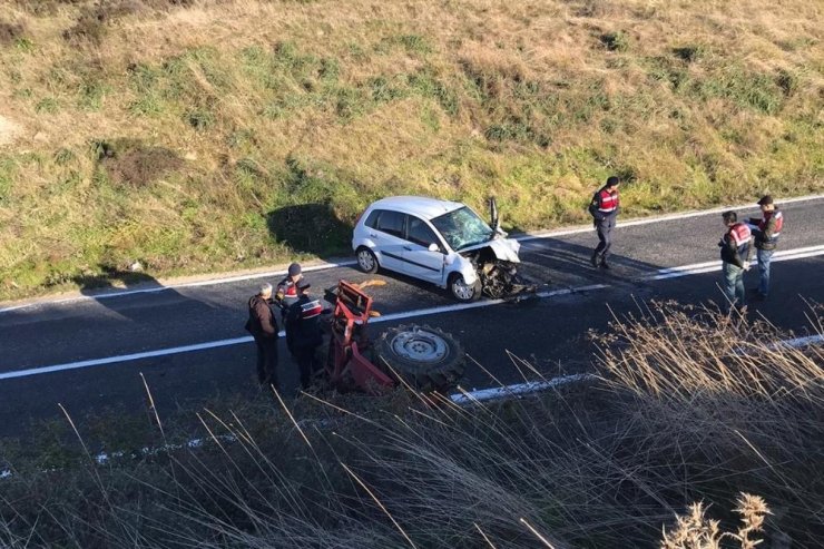 Otomobille traktör kafa kafaya çarpıştı: 1 ölü, 1 yaralı