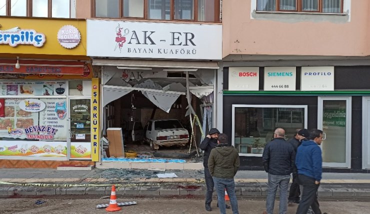 Otomobil kuaföre girdi