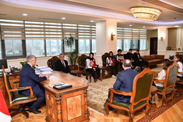 Başarılı sporculardan Vali Gürel’e ziyaret