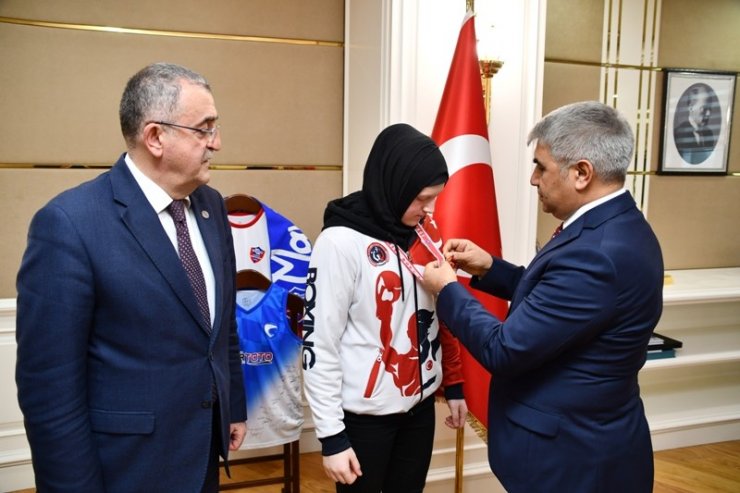 Başarılı sporculardan Vali Gürel’e ziyaret